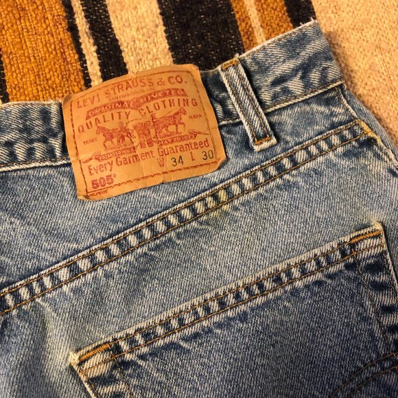 Vintage Levi's Jean Shorts 505 Denim Distressed 34 - Picture 4 of 5